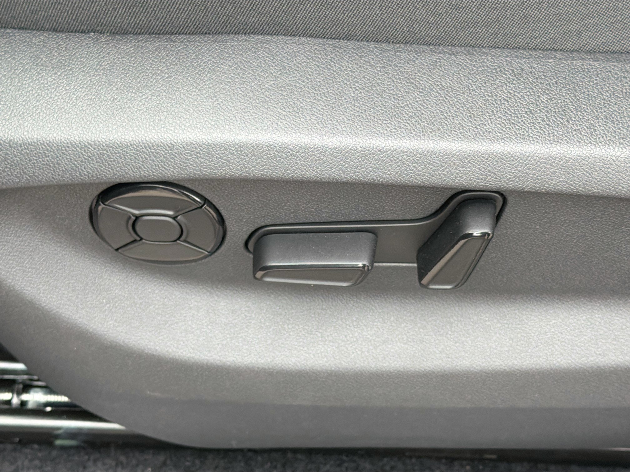 New 2026 Volkswagen Tiguan SE R-Line FWD image 25