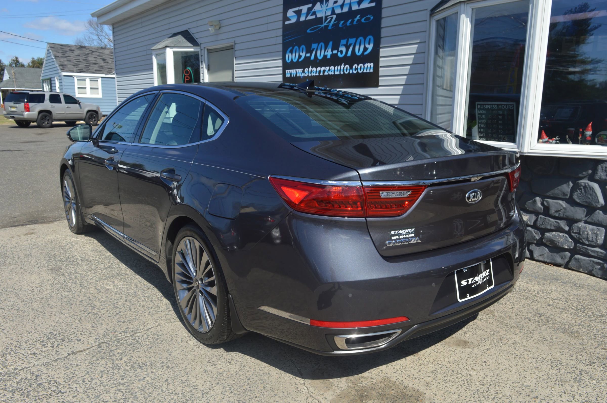 Used 2018 Kia Cadenza Limited image 3
