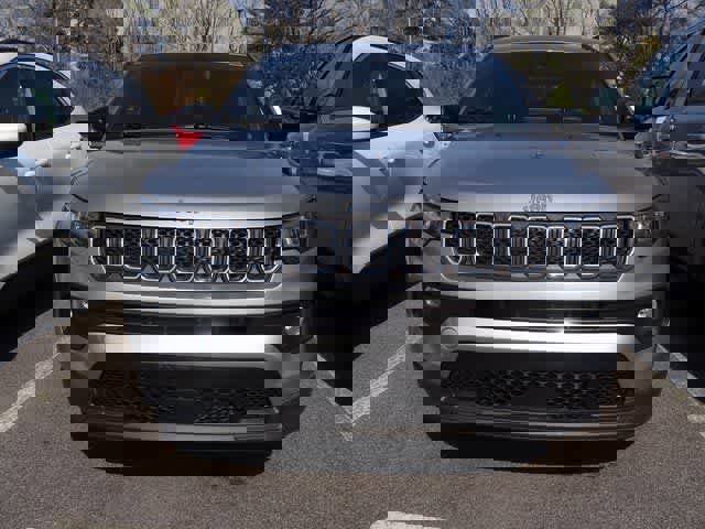 Used 2024 Jeep Compass Latitude image 2