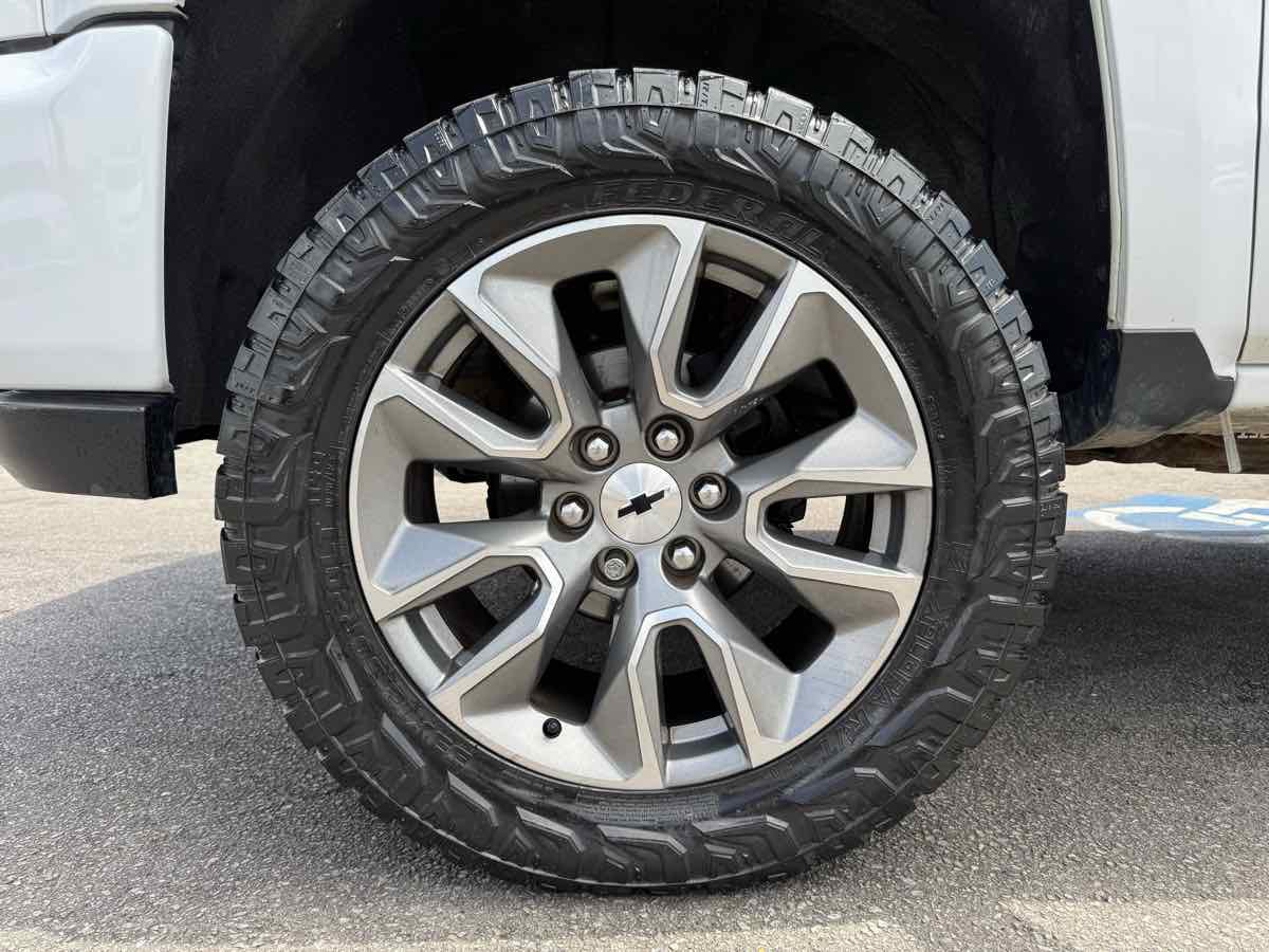 Used 2018 Chevrolet Silverado 1500 LT w/ All Star Edition AWD/4WD image 9