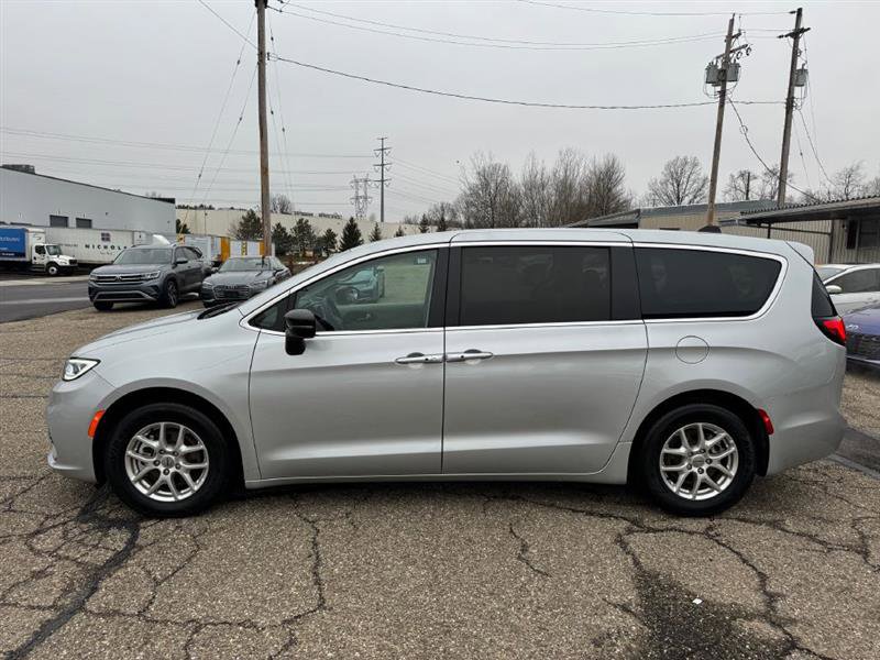 Used 2024 Chrysler Pacifica Touring-L image 8