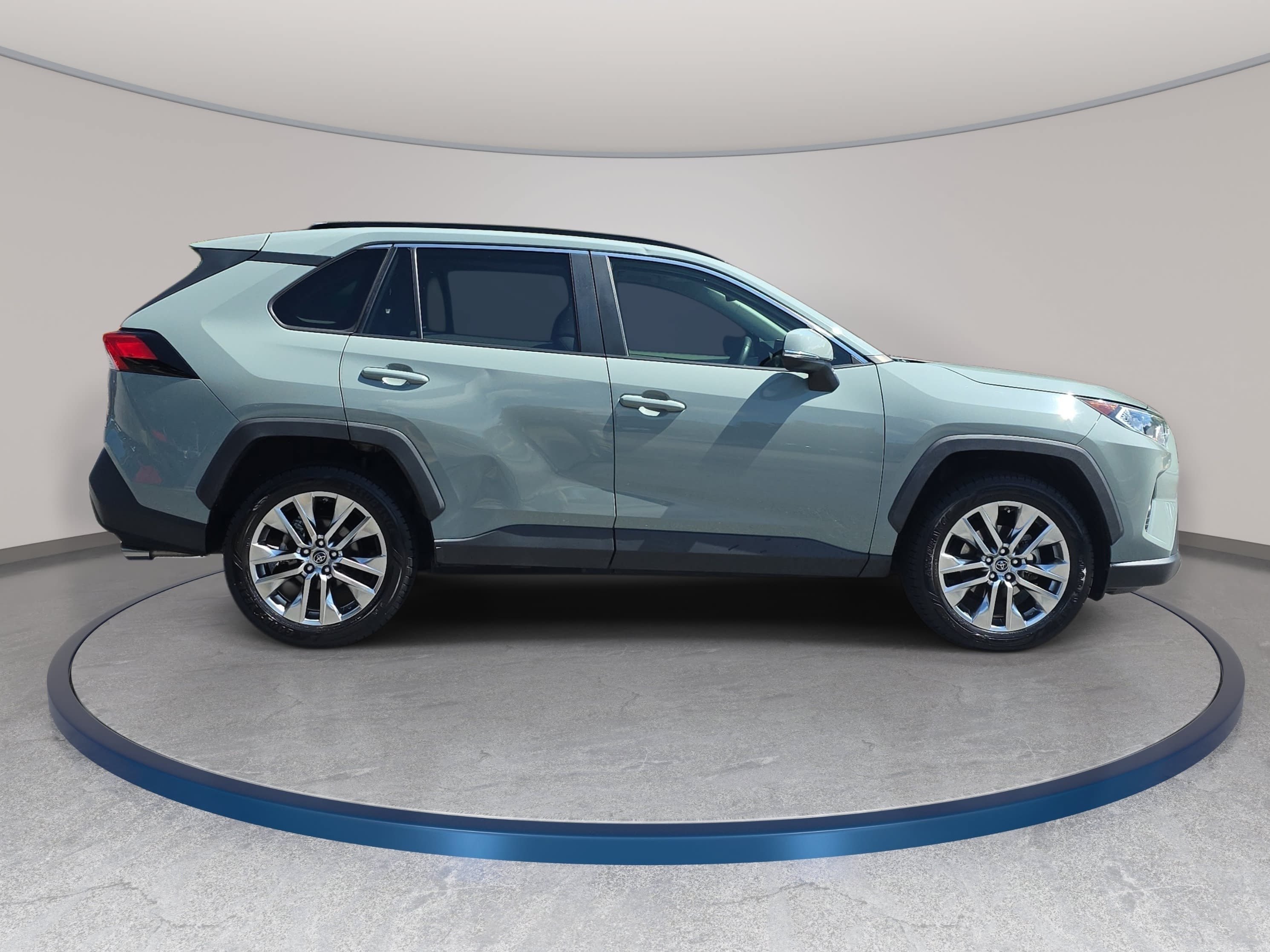 Used 2019 Toyota RAV4 XLE Premium FWD image 4