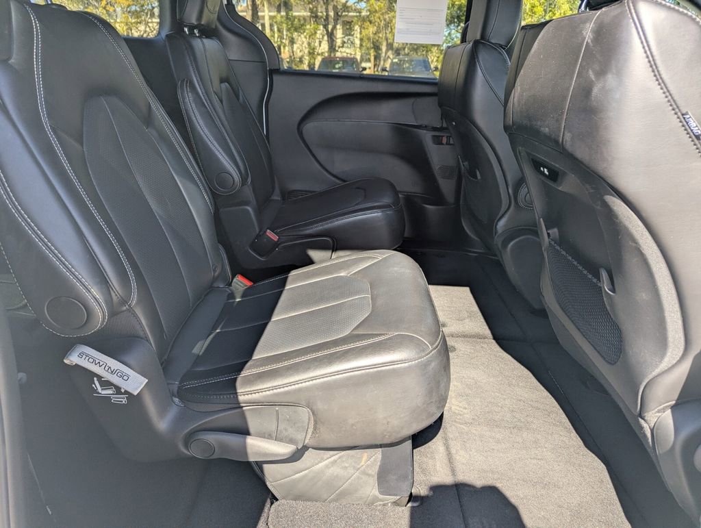 Used 2025 Chrysler Pacifica Select image 13