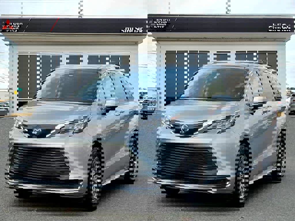 Used 2021 Toyota Sienna LE w/ LE Plus Package image 1