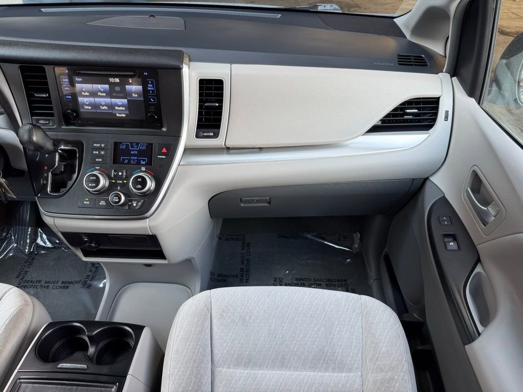 Used 2017 Toyota Sienna LE image 24