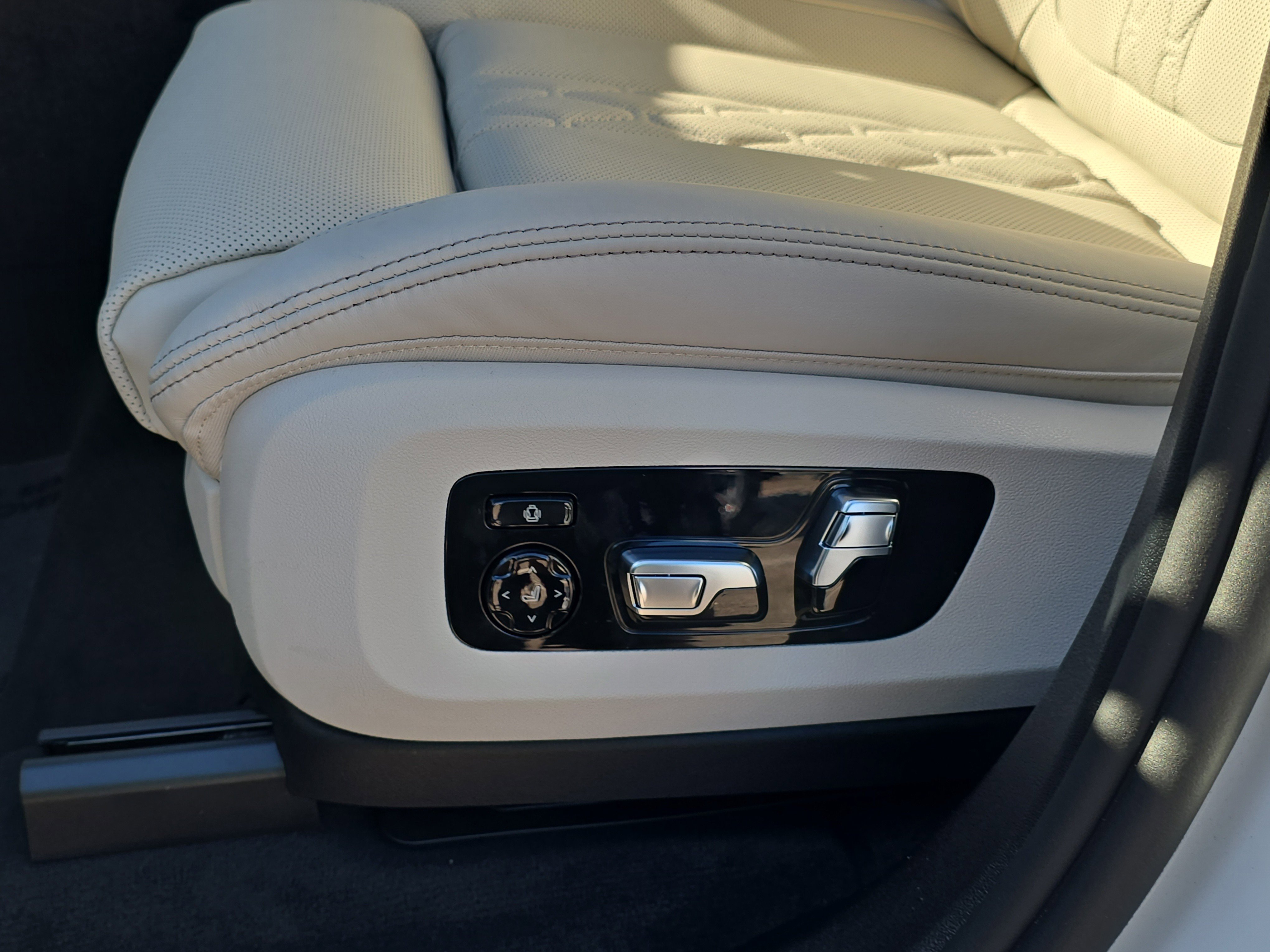New 2026 BMW X7 M60i image 23