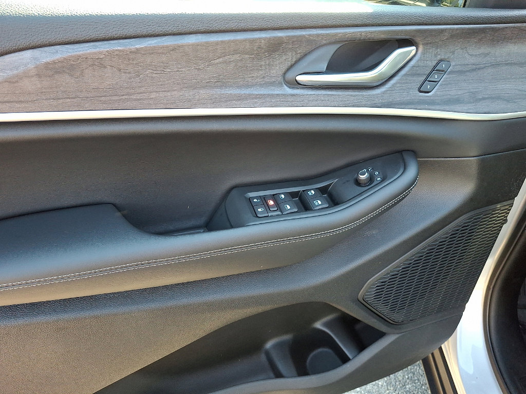 Certified 2025 Jeep Grand Cherokee L Limited w/ Black Appearance Package AWD/4WD image 2