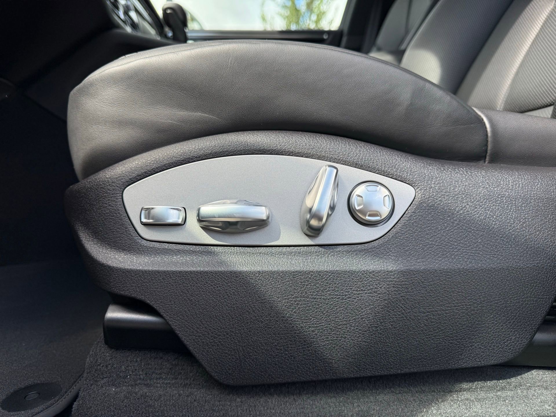 Used 2025 Porsche Macan image 28