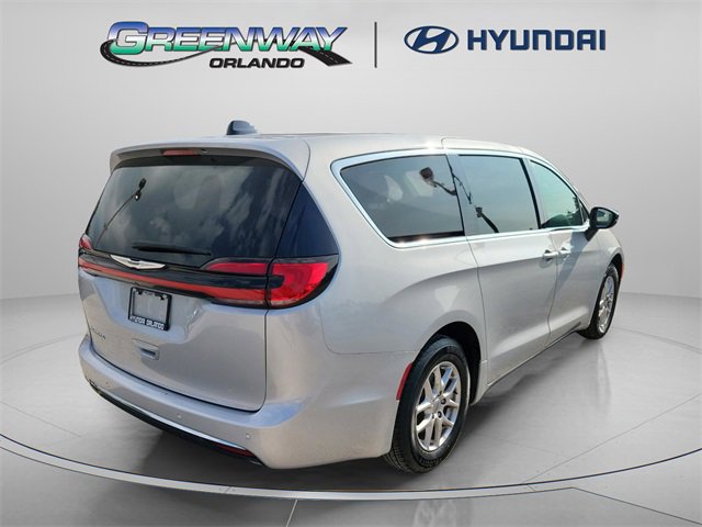 Used 2024 Chrysler Pacifica Touring-L image 4