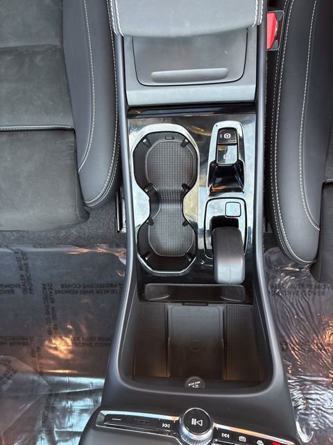 Used 2025 Volvo XC40 B5 Plus image 21