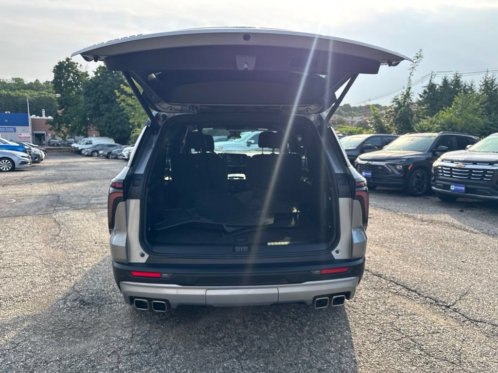 Used 2024 Chevrolet Traverse LT w/ LPO, Floor Liner Package FWD image 6