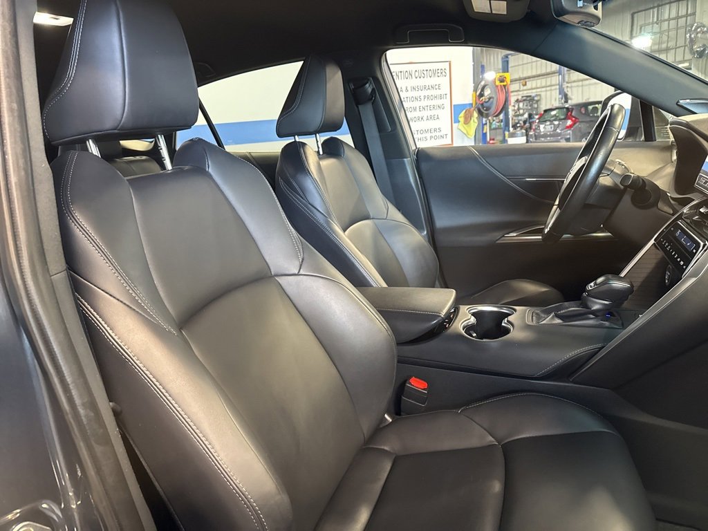 Used 2024 Toyota Venza XLE image 30