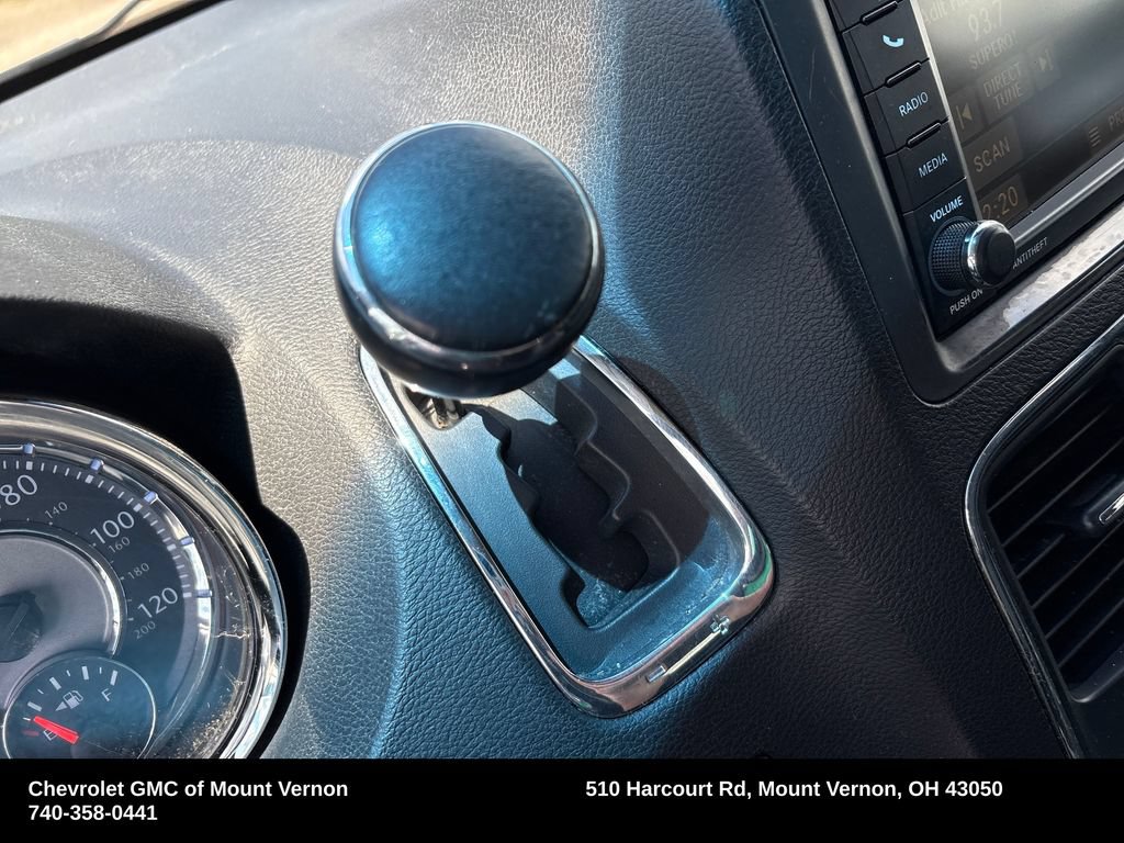 Used 2013 Chrysler Town & Country Touring FWD image 28