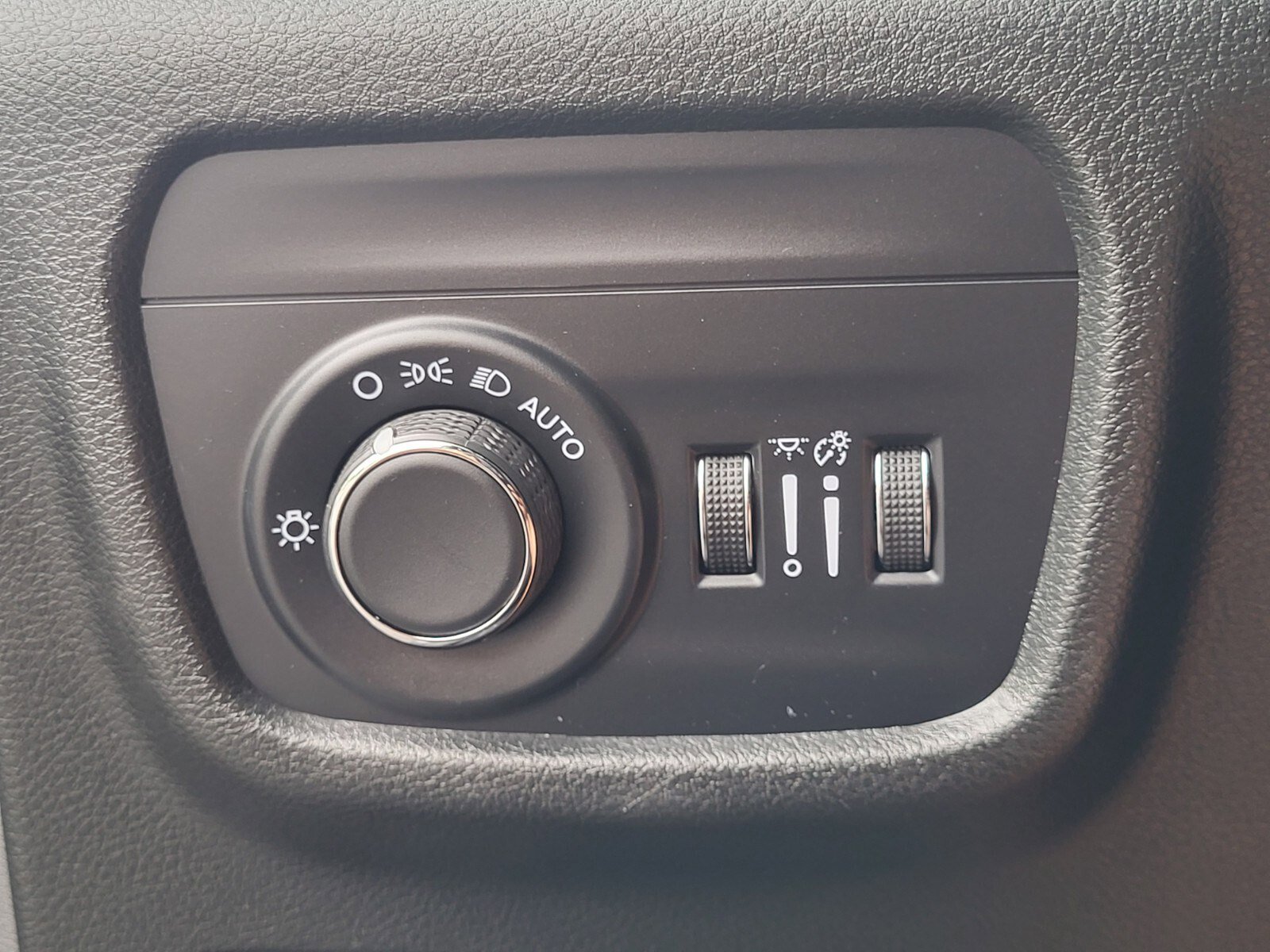 Used 2025 Jeep Grand Cherokee L Laredo w/ Luxury Tech Group I image 23