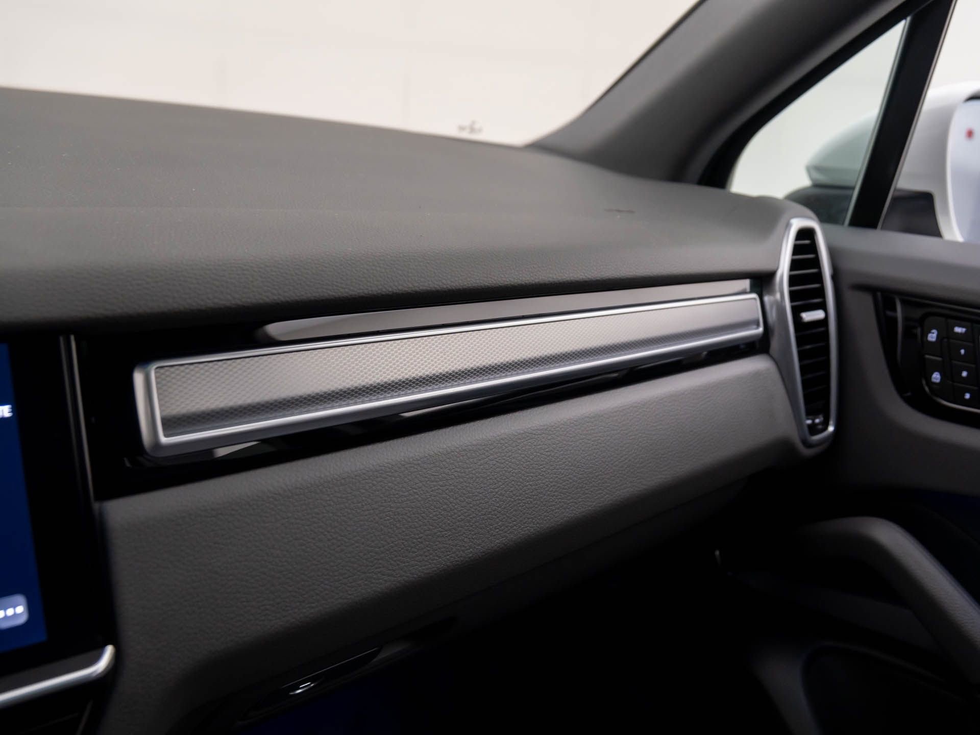 Certified 2022 Porsche Cayenne Platinum Edition image 31