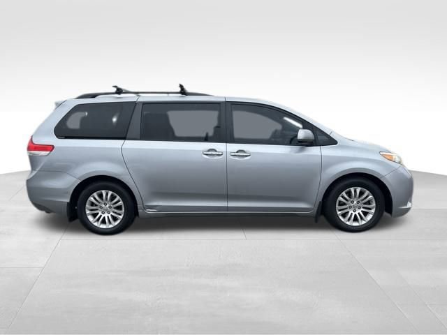 Used 2011 Toyota Sienna XLE image 9