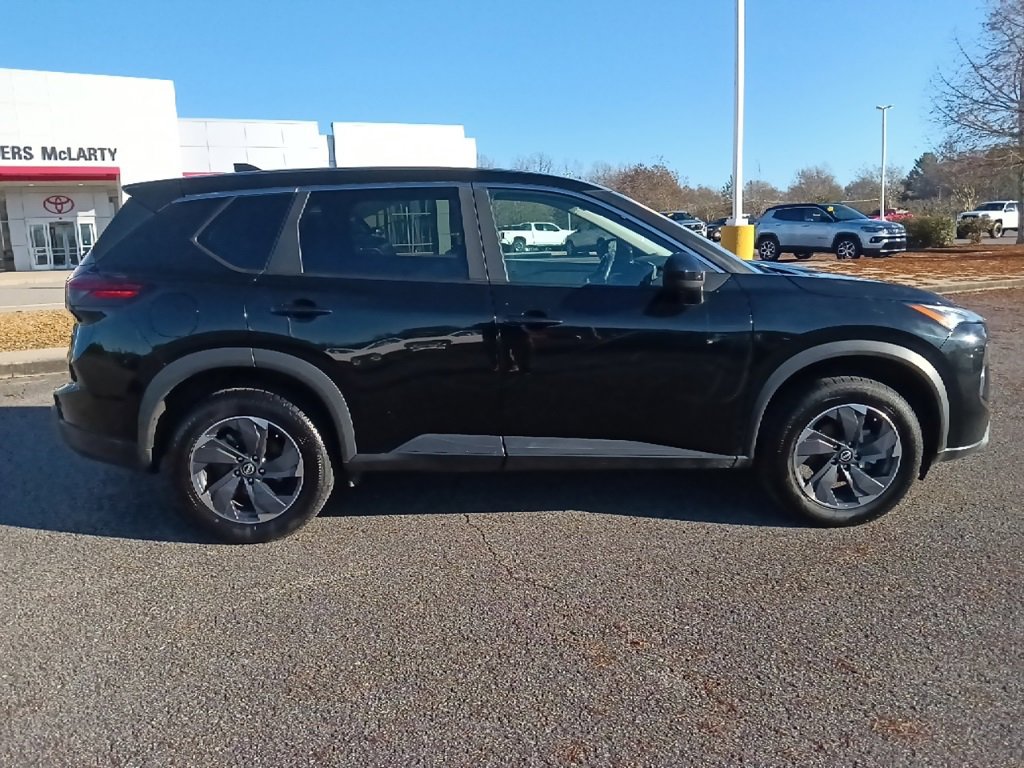 Used 2024 Nissan Rogue SV image 2