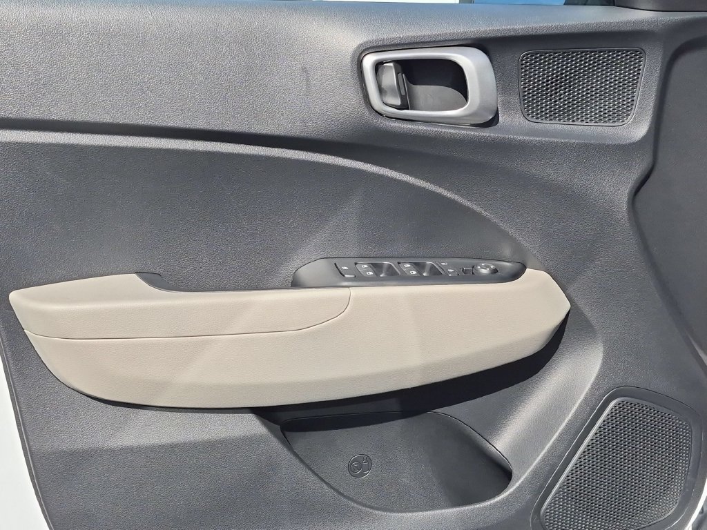 Used 2025 Hyundai Venue SEL FWD image 11