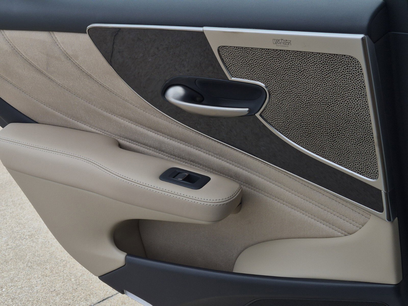 Used 2022 Lexus LS 500 w/ Interior Upgrade Package RWD image 19