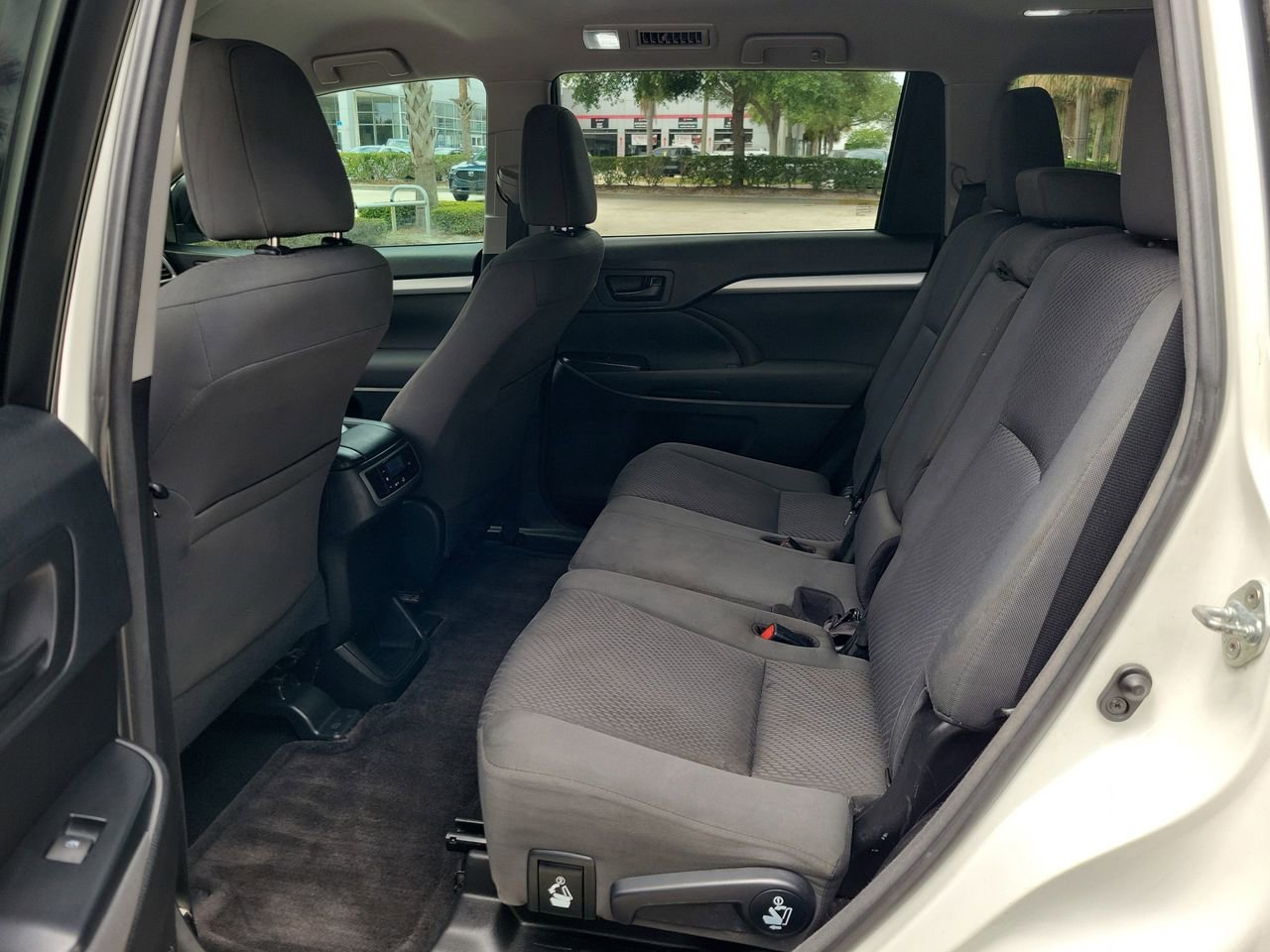 Used 2017 Toyota Highlander LE FWD image 9