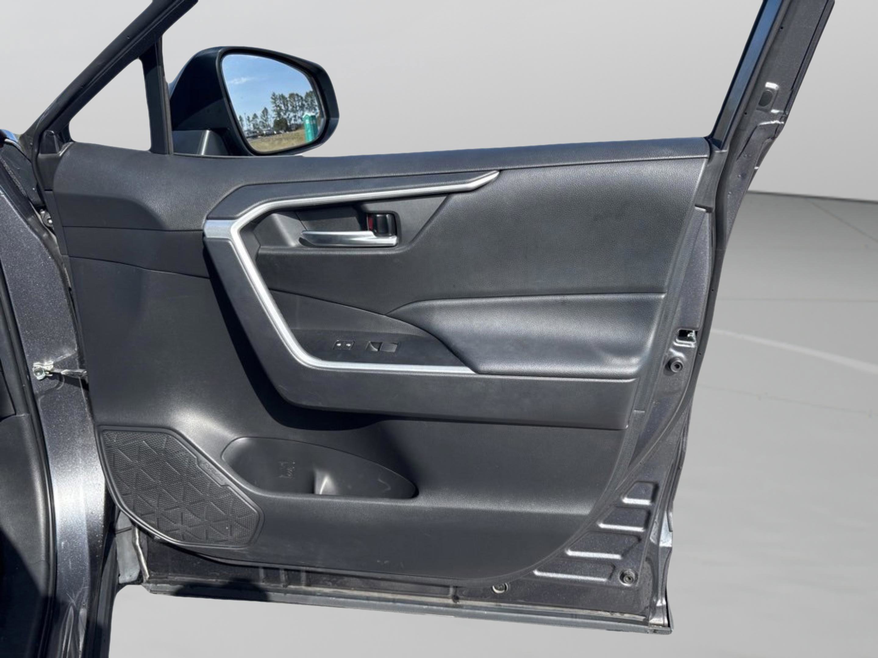 Used 2021 Toyota RAV4 XLE Premium image 42