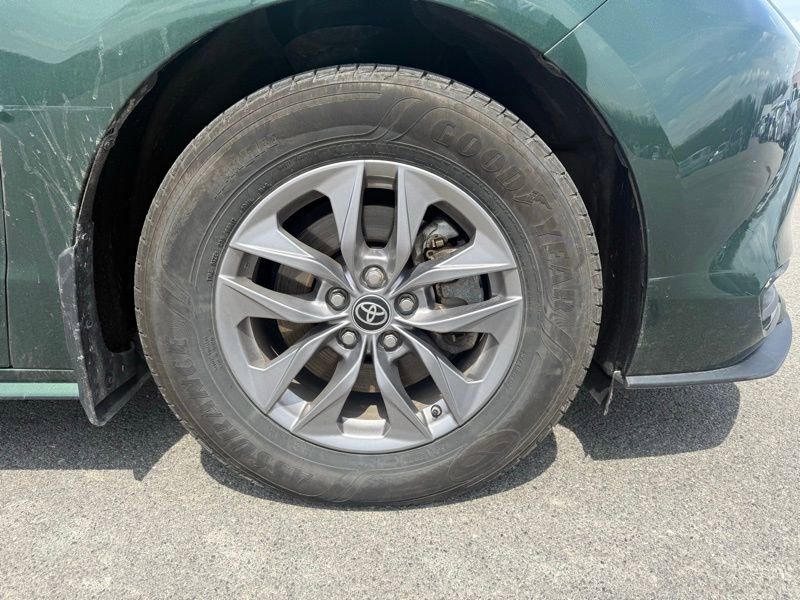 Used 2023 Toyota Sienna LE image 4