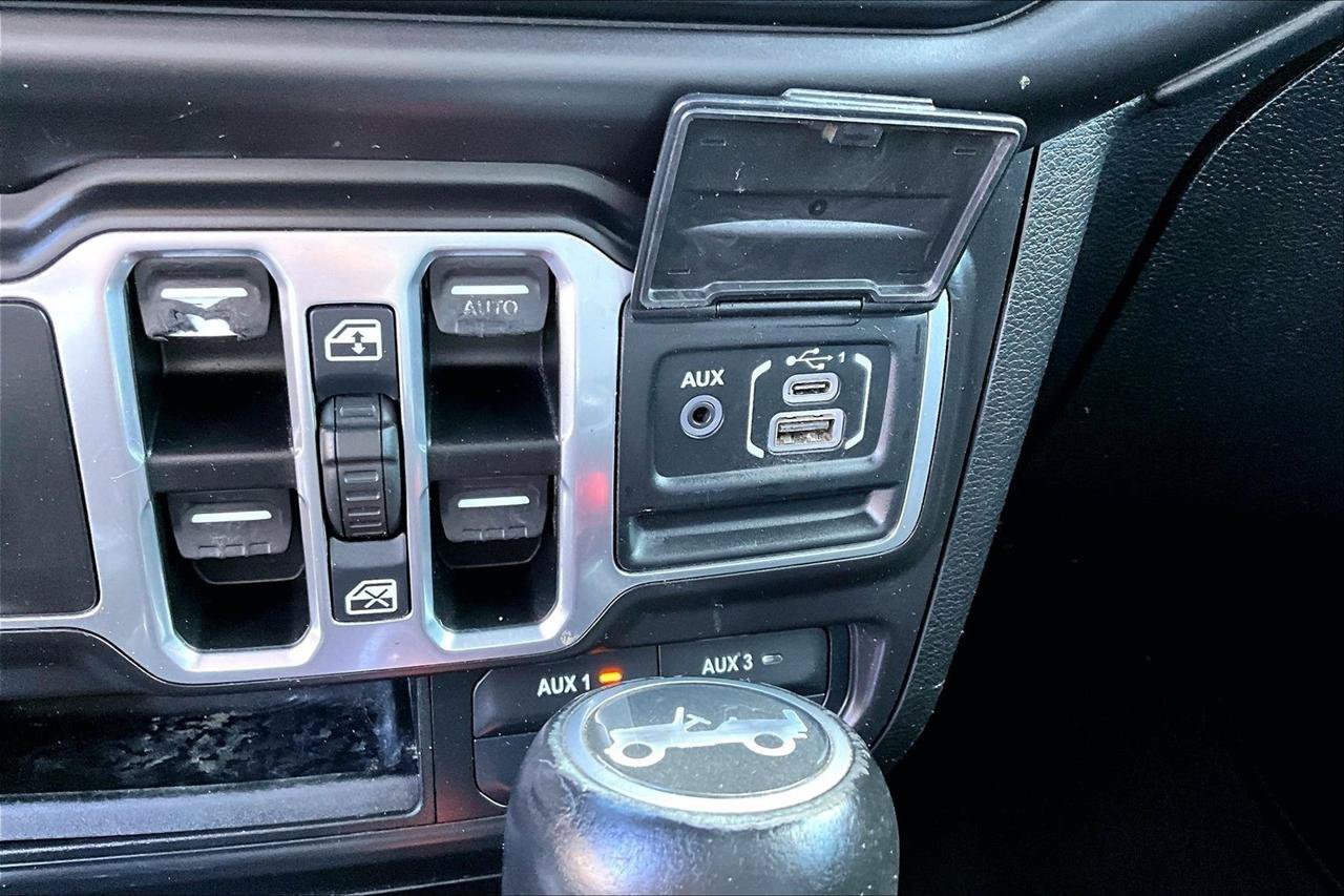 Used 2018 Jeep Wrangler Unlimited Sahara AWD/4WD image 17