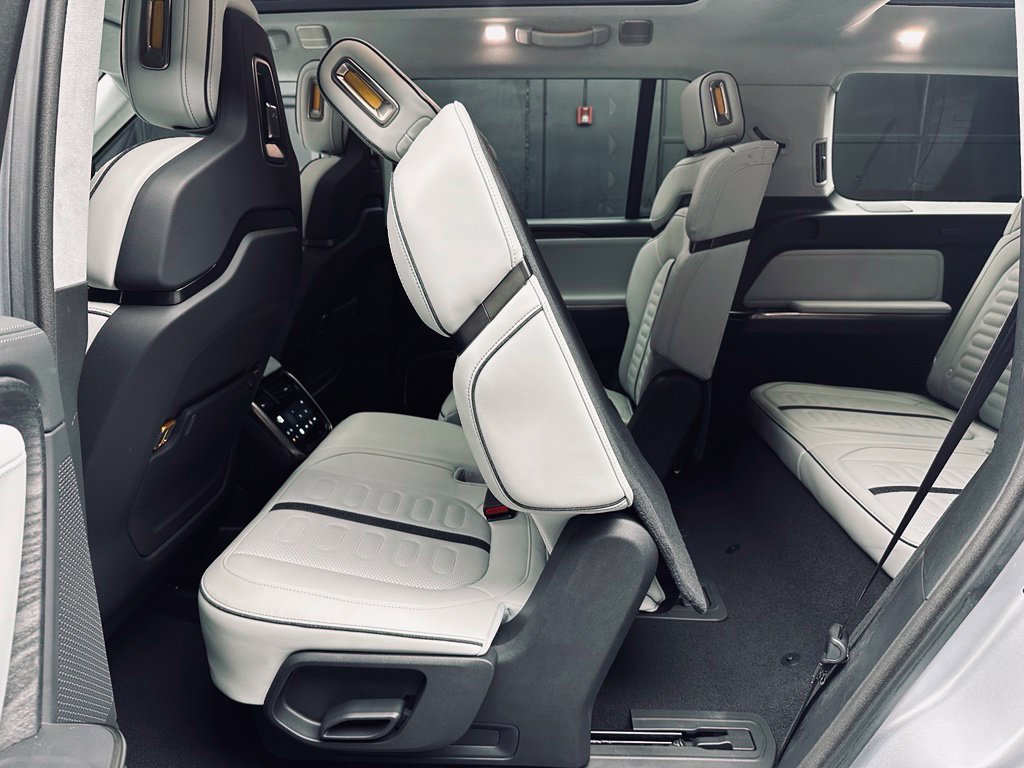 Used 2024 Rivian R1S Adventure Dual AWD/4WD image 27