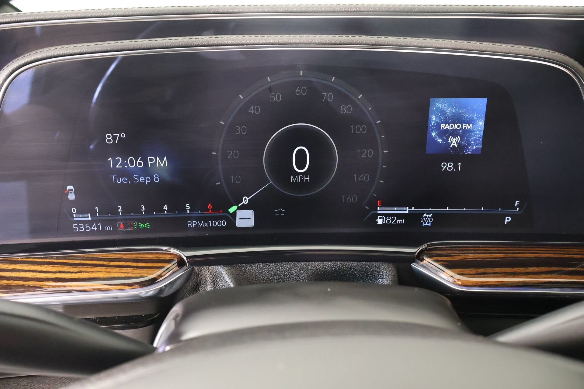 Used 2022 Cadillac Escalade Premium Luxury AWD/4WD image 4