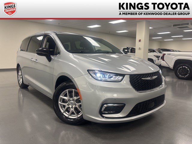 Used 2024 Chrysler Pacifica Touring-L image 1