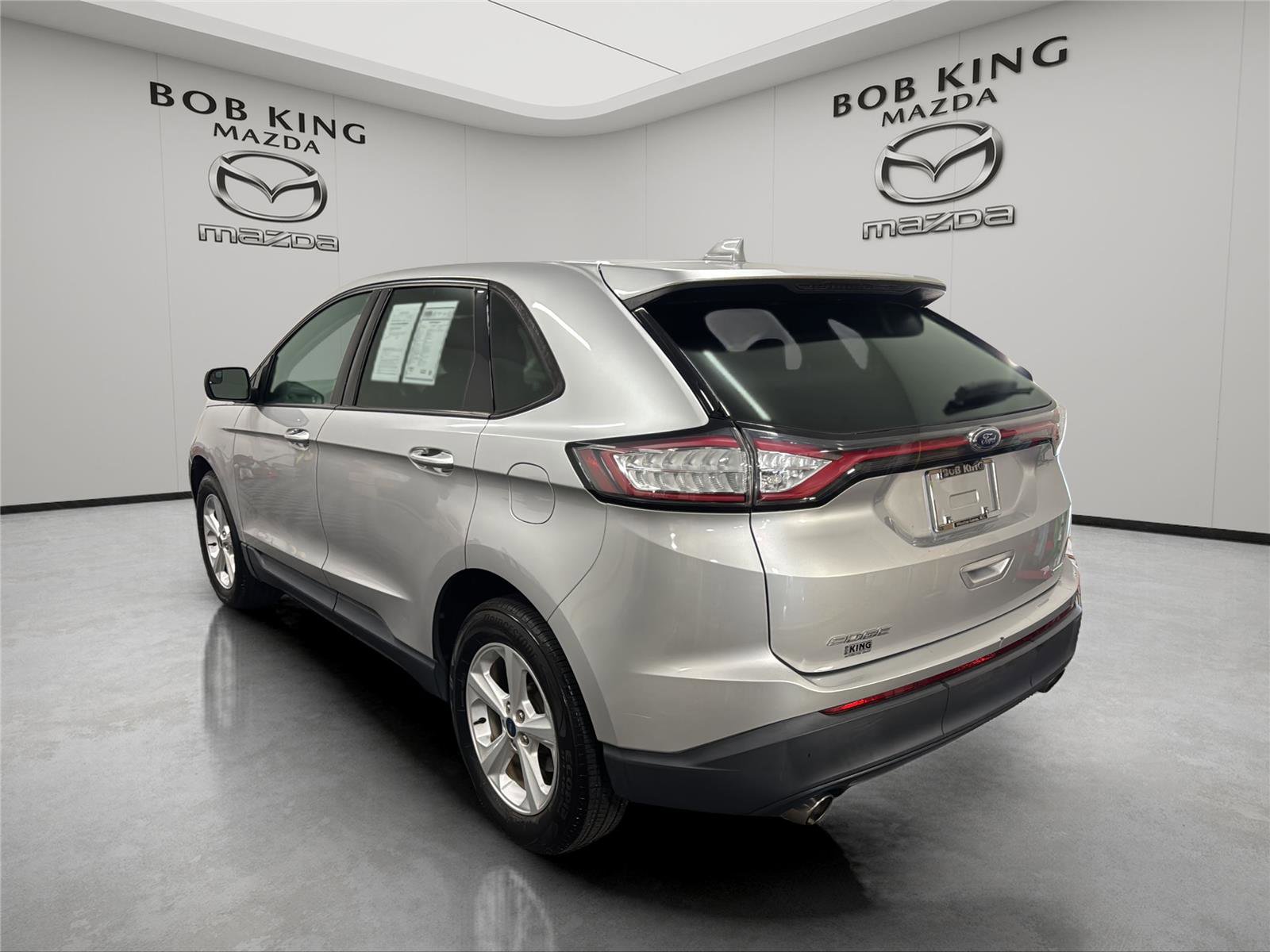 Used 2018 Ford Edge SE image 3