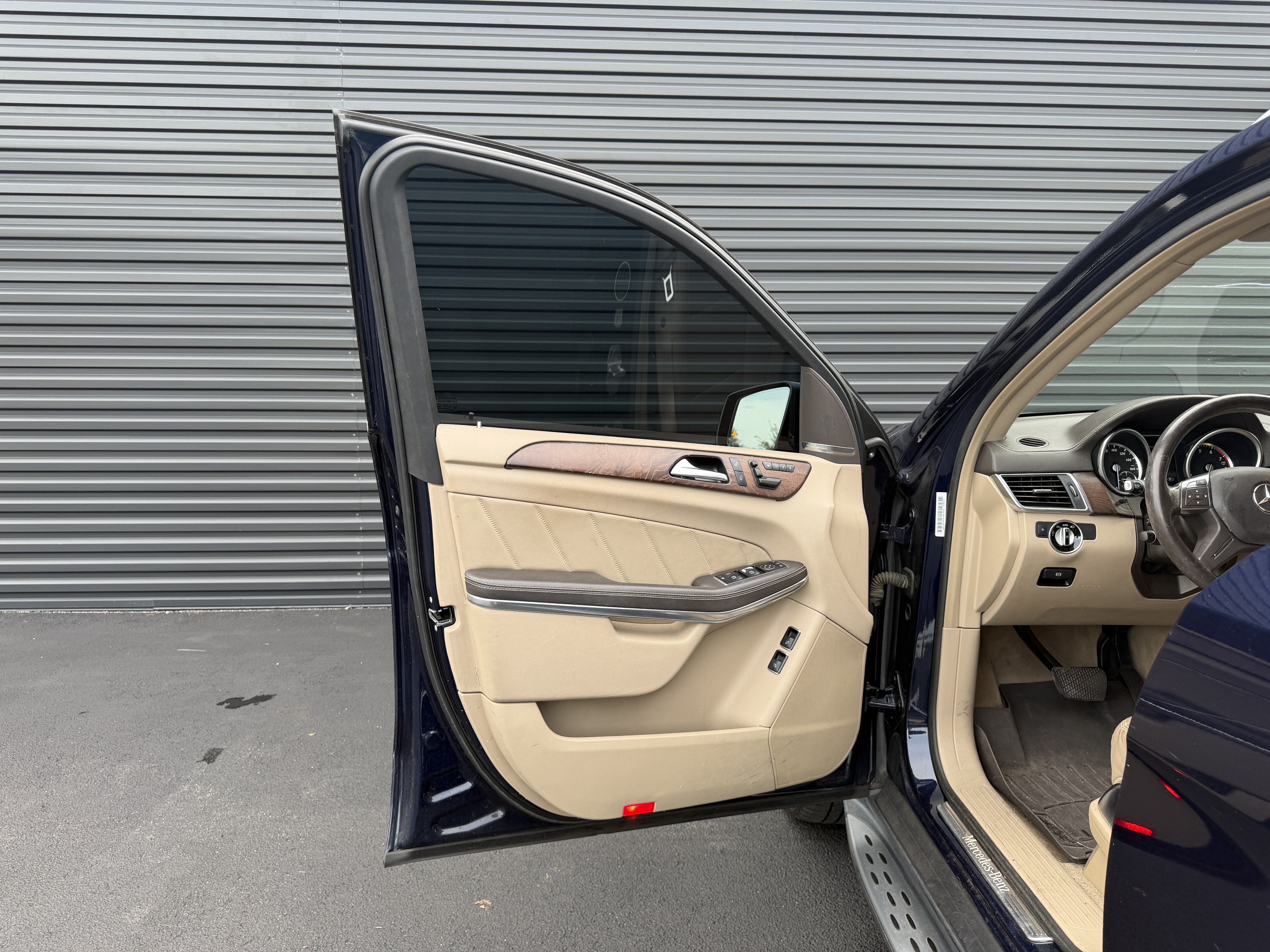 Used 2015 Mercedes-Benz GL 550 4MATIC image 21