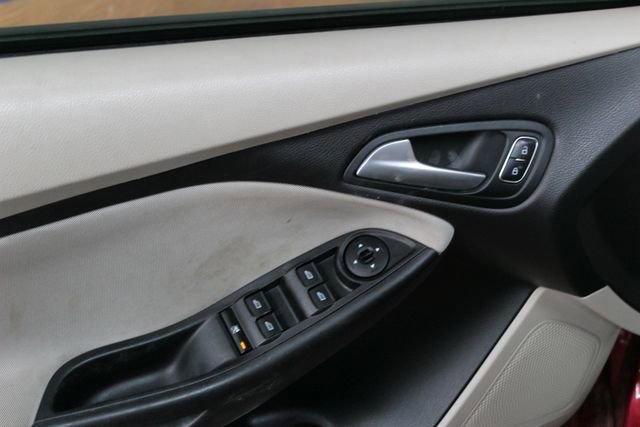Used 2015 Ford Focus SE w/ SE Sport Package FWD image 13