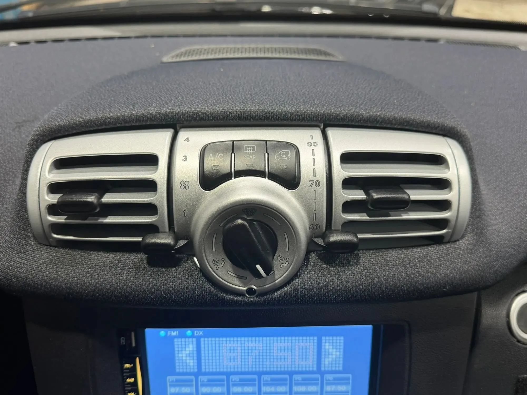 Used 2015 smart fortwo pure RWD image 18