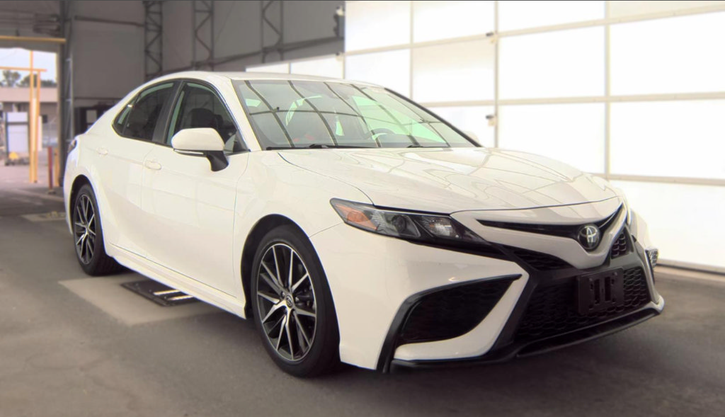 Used 2022 Toyota Camry SE FWD image 4