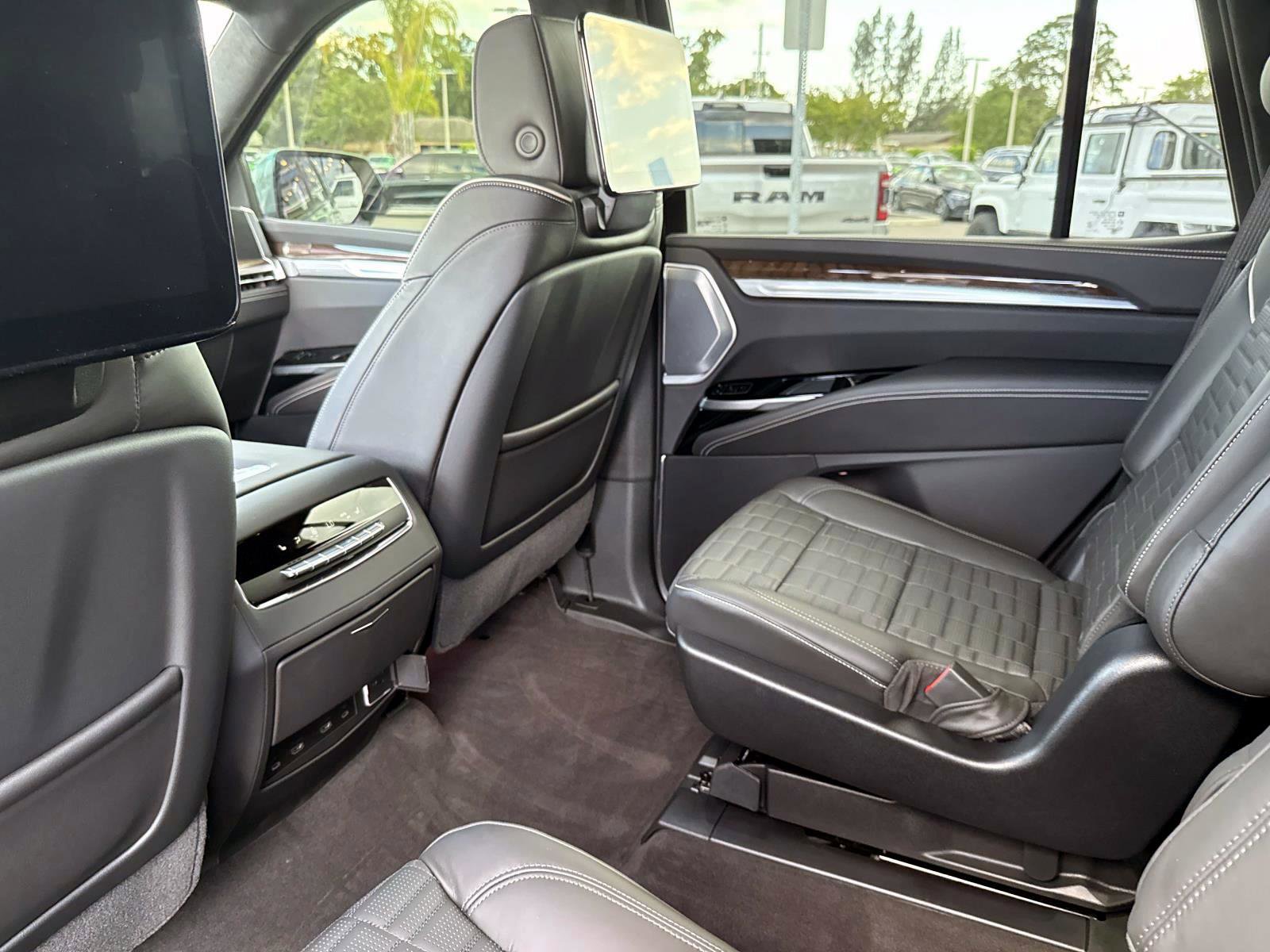 Used 2026 Cadillac Escalade Platinum Sport w/ LPO, ONYX Package AWD/4WD image 17