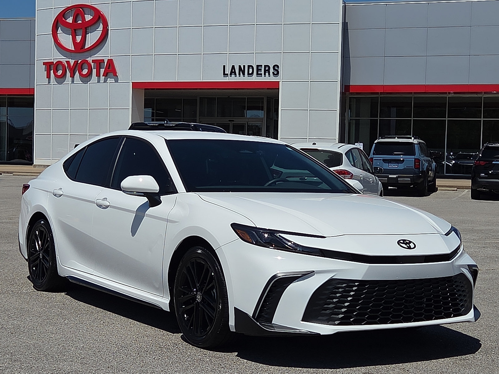 Used 2025 Toyota Camry SE w/ Convenience Package FWD image 1