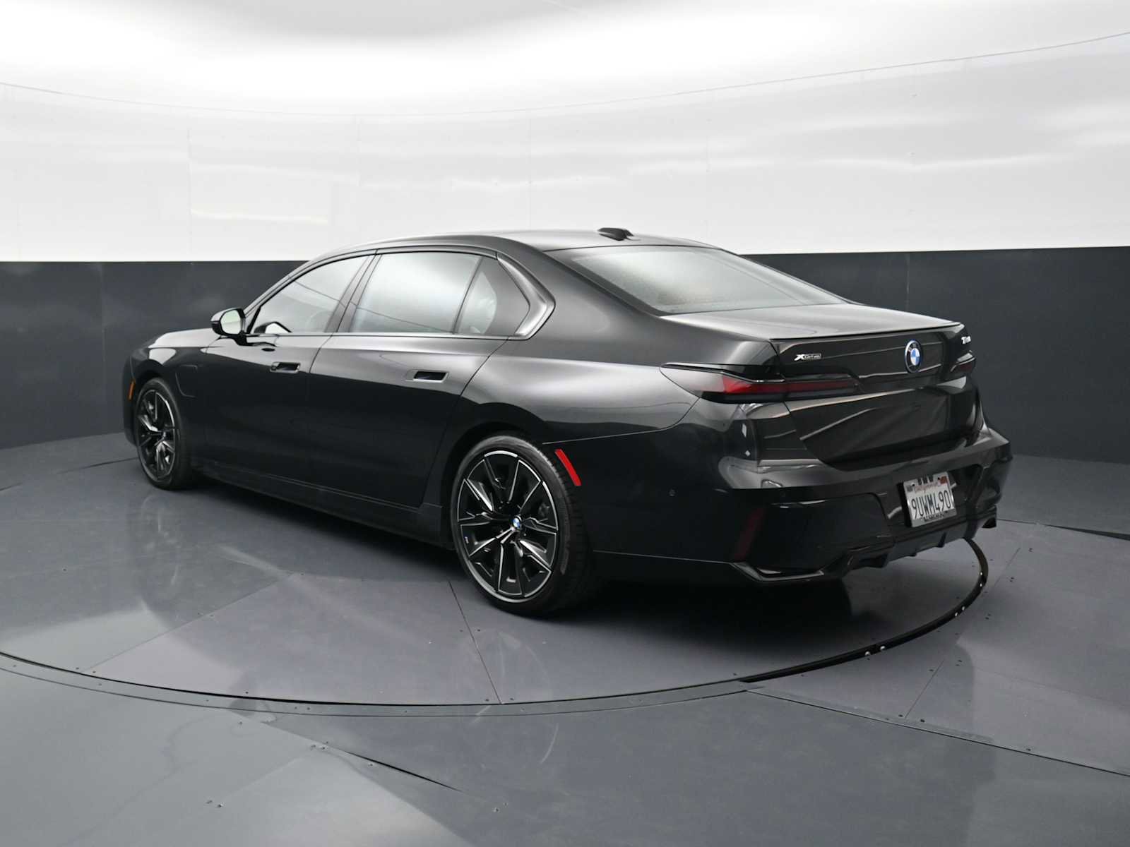 Used 2025 BMW 750e xDrive image 7