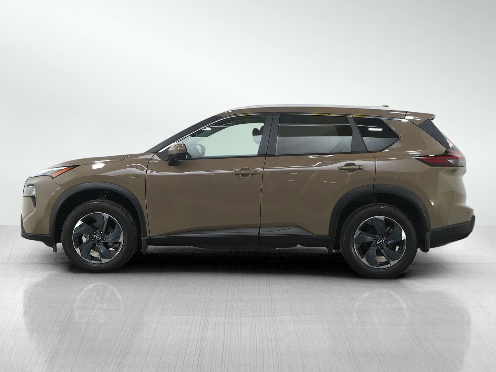 Used 2024 Nissan Rogue SV w/ SV Premium Package image 2