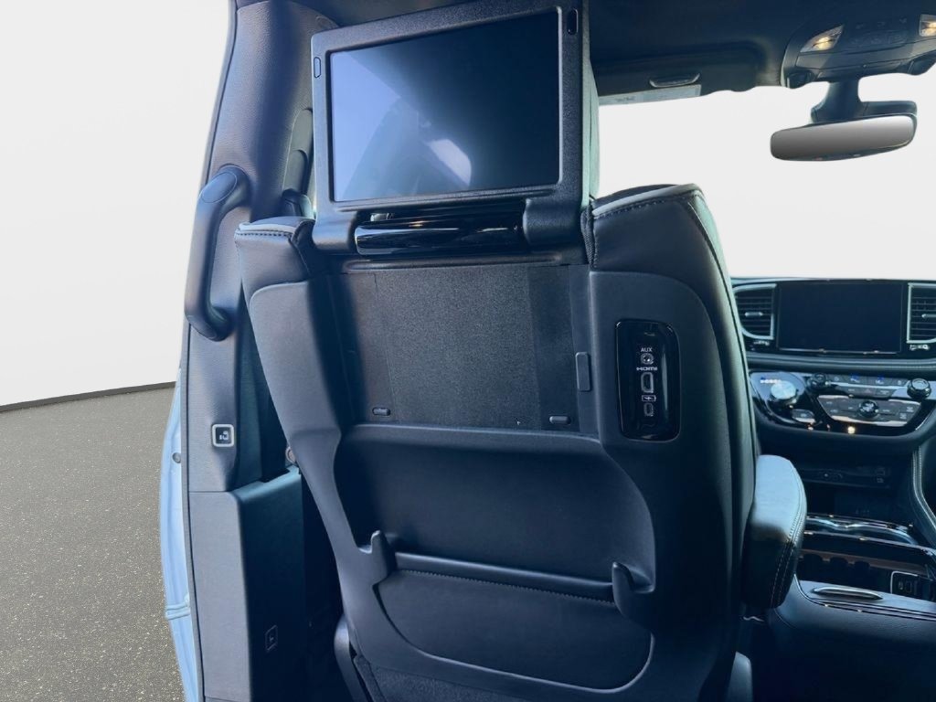 New 2026 Chrysler Pacifica Limited w/ Uconnect Theater Family Group FWD image 25