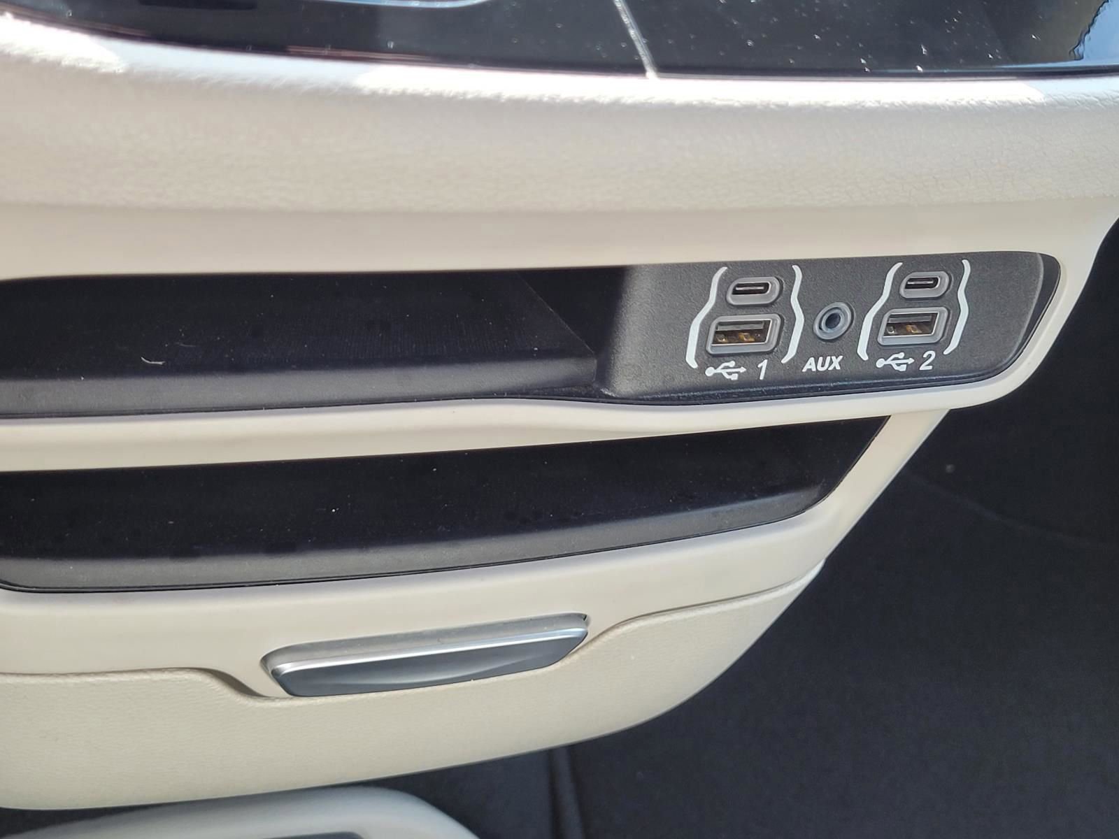Used 2024 Chrysler Pacifica Touring-L FWD image 25