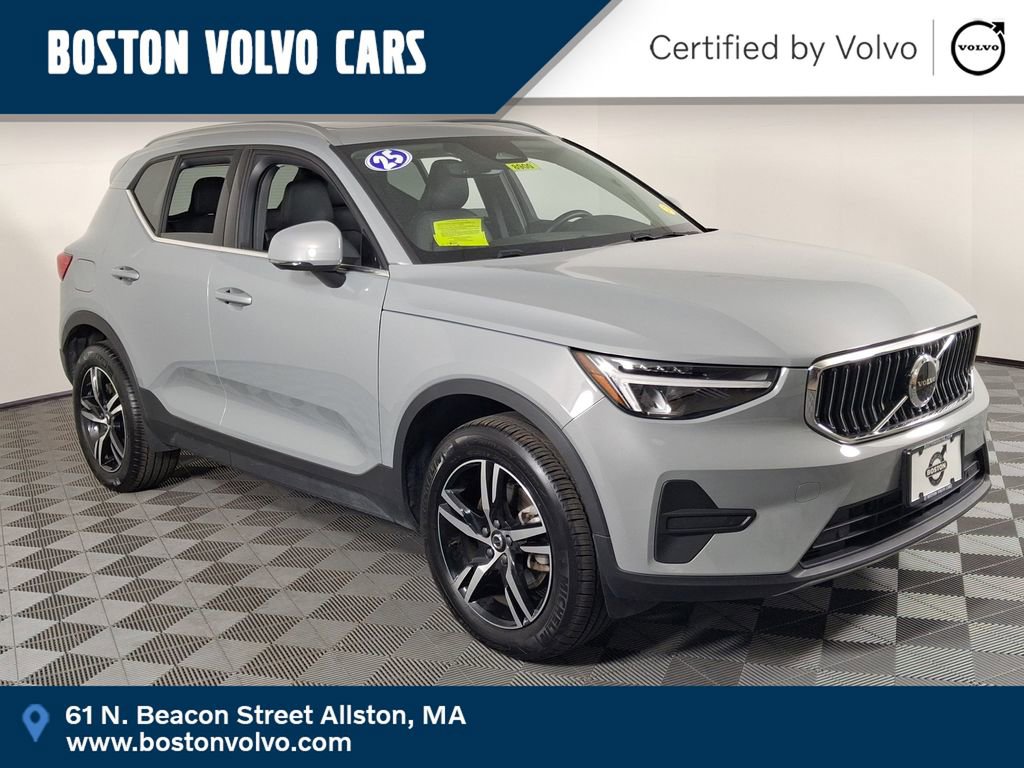 Used 2025 Volvo XC40 B5 Core AWD/4WD image 1