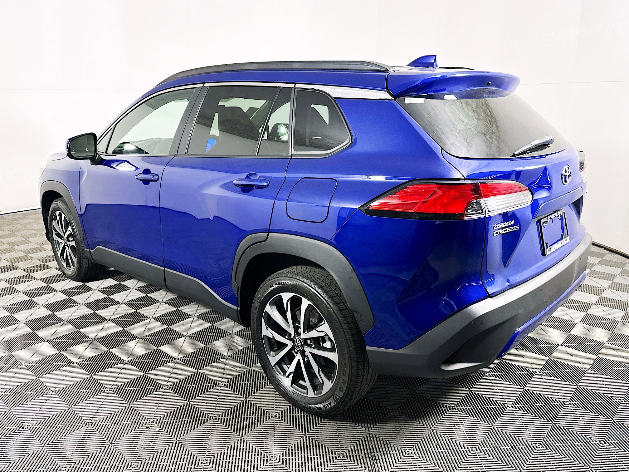 Used 2023 Toyota Corolla Cross XLE w/ Convenience Package image 5