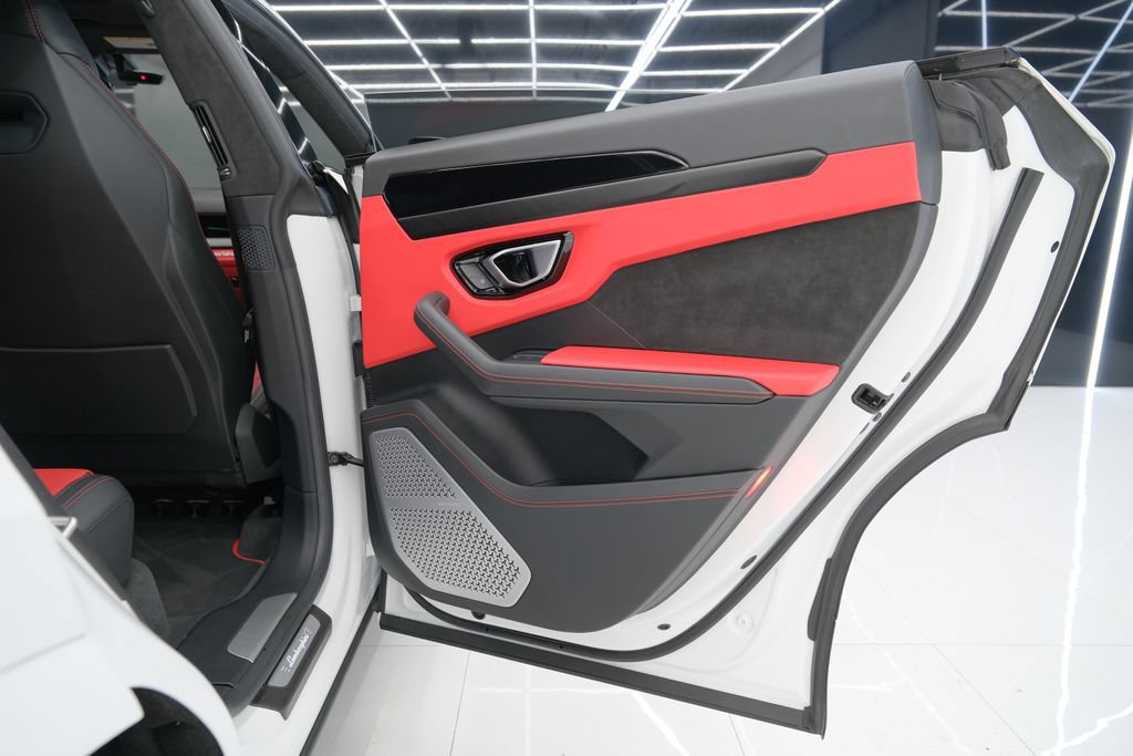 Used 2022 Lamborghini Urus AWD/4WD image 44