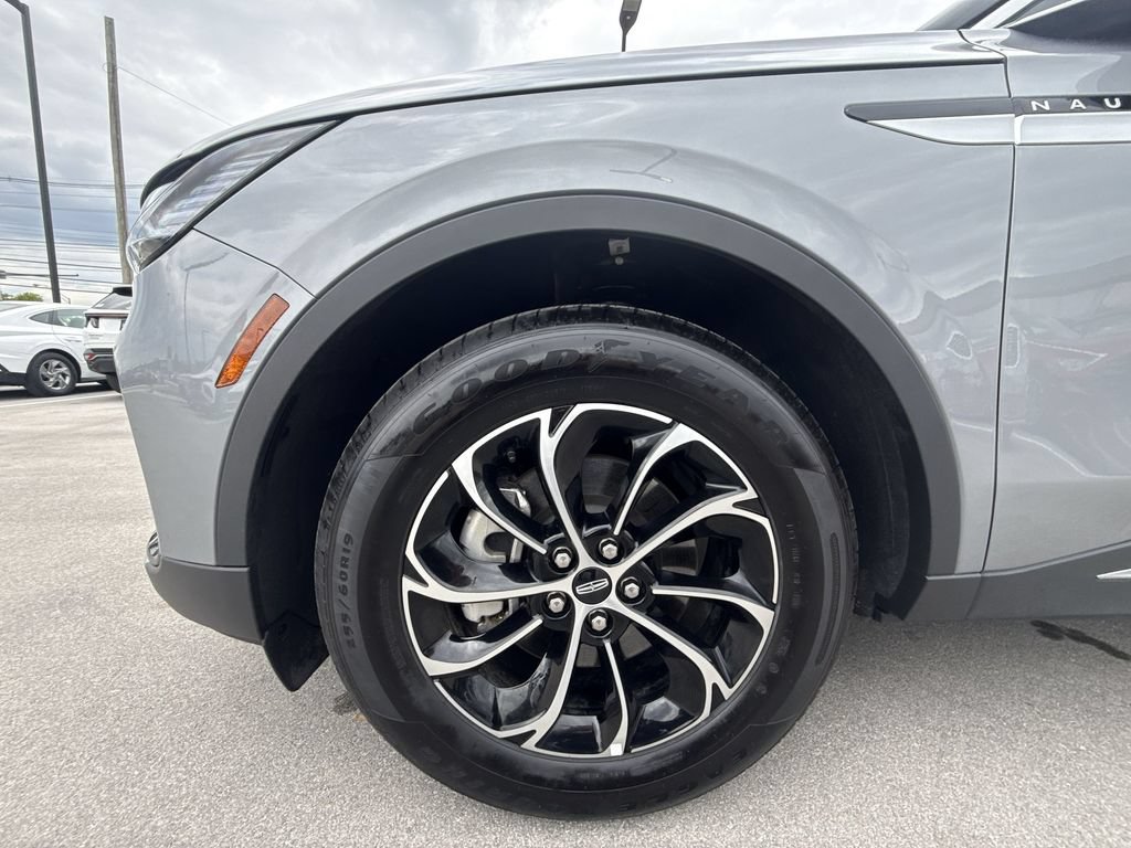 Used 2025 Lincoln Nautilus Premier AWD/4WD image 10