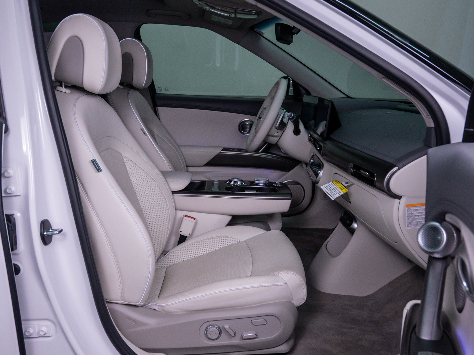 Used 2023 Genesis GV60 Advanced AWD/4WD image 11