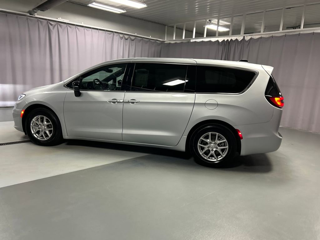 Used 2026 Chrysler Pacifica Select image 4