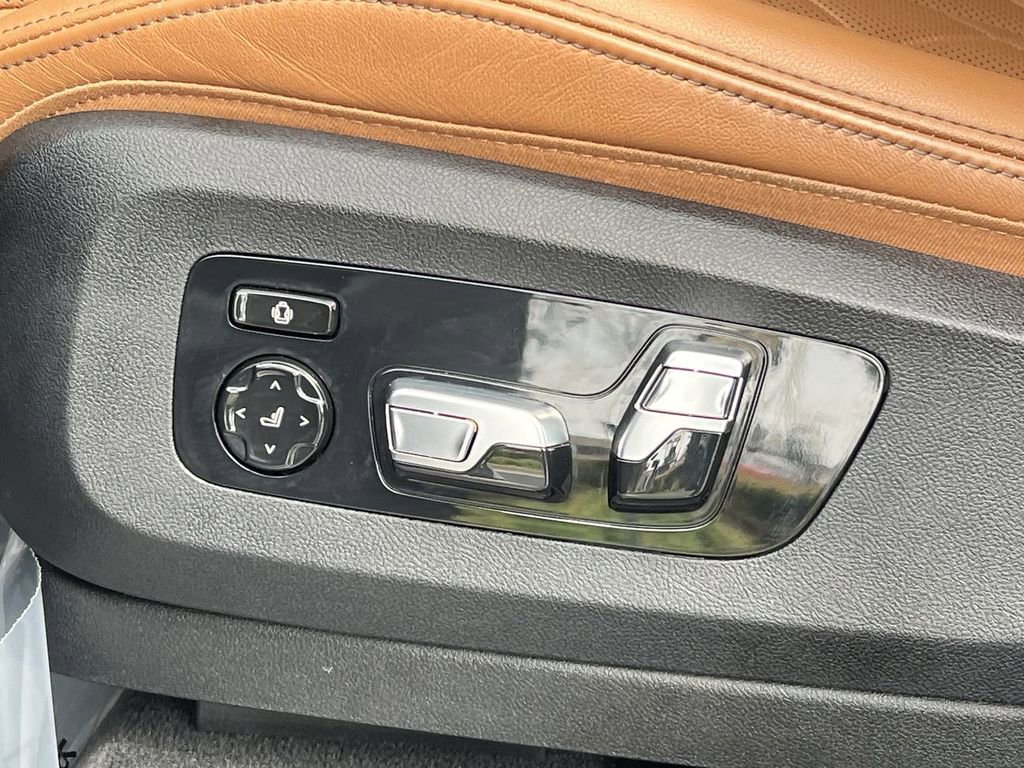 Used 2024 BMW X7 xDrive40i w/ Parking Assistance Package image 21