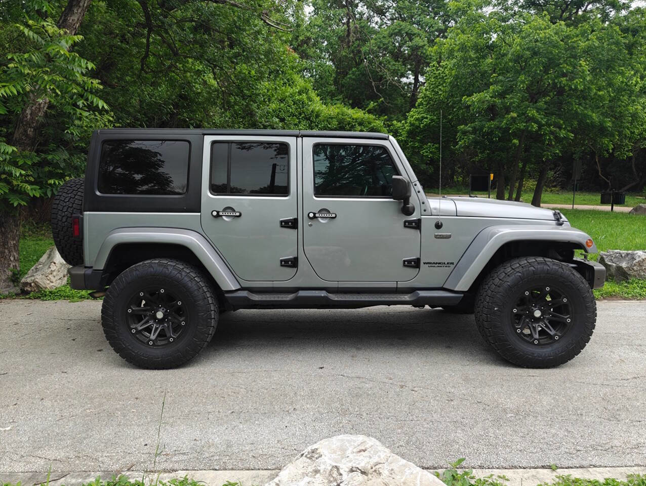 Used 2016 Jeep Wrangler Unlimited Sahara AWD/4WD image 2