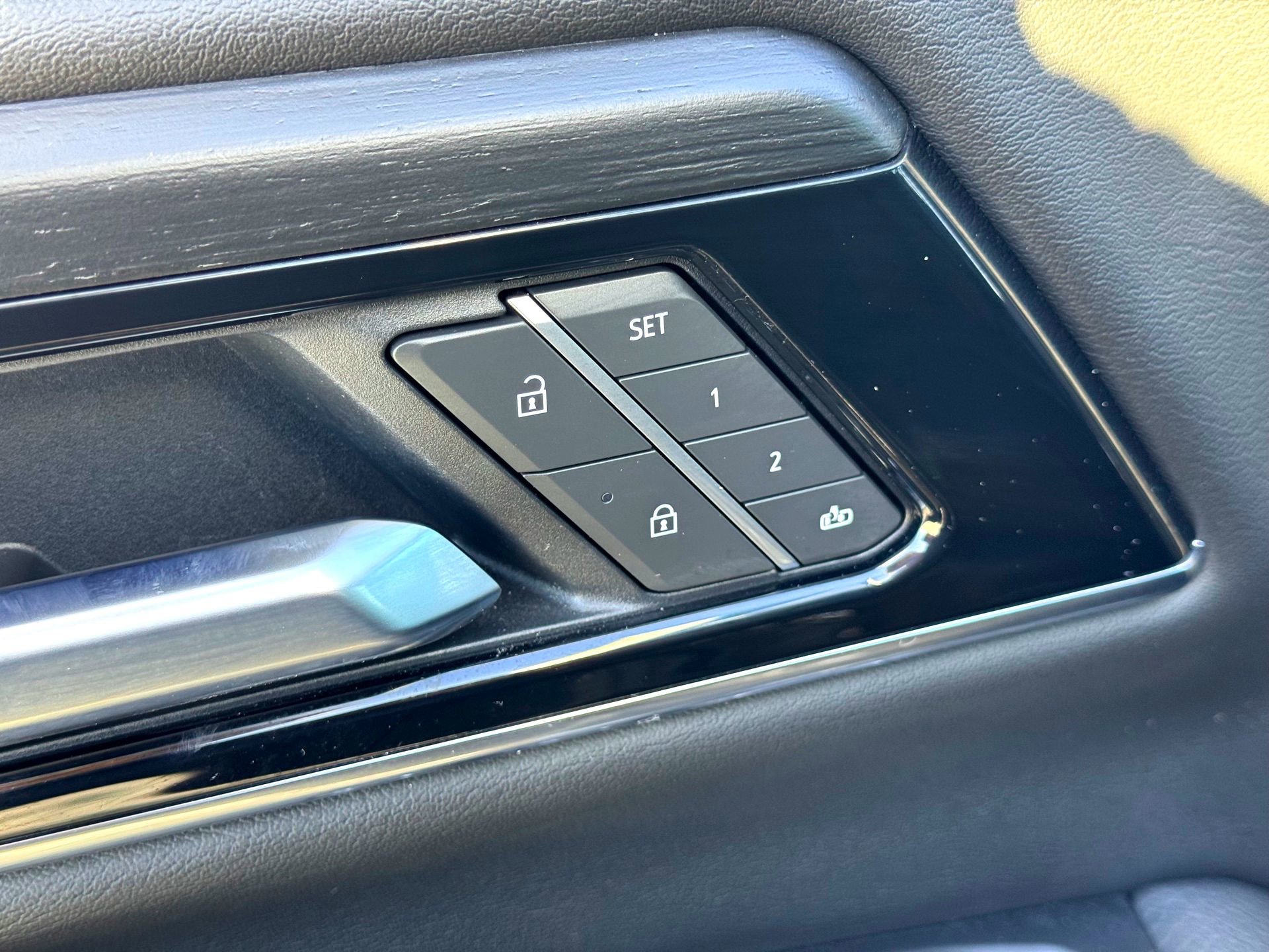 Used 2025 GMC Yukon XL Denali w/ Denali Reserve Package image 18